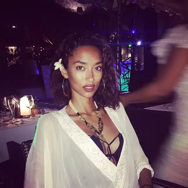 Bora Bora'da Anais Mali, qəşəng görünür