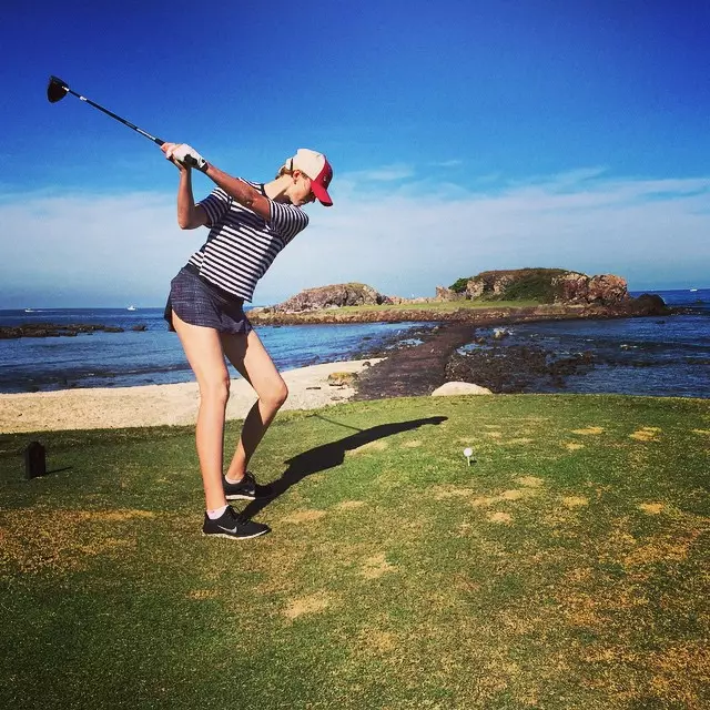 Anne V passou o final de 2014 jogando golfe