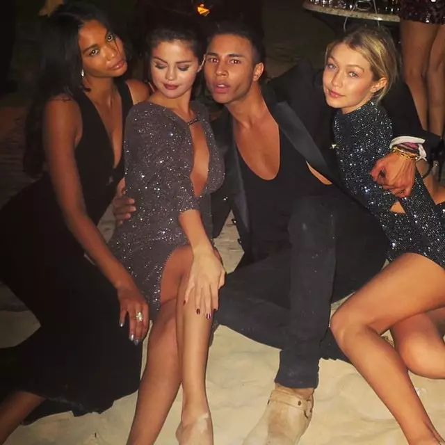 Chanel Iman, Gigi Hadid, Selena Gomez ir Balmain kūrybos direktorius Olivier Rousteingas Dubajuje NYE