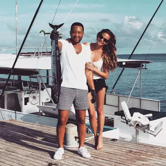 John Legend እና Chrissy Teigen ከትልቅ አሳ ጋር ያዙት።