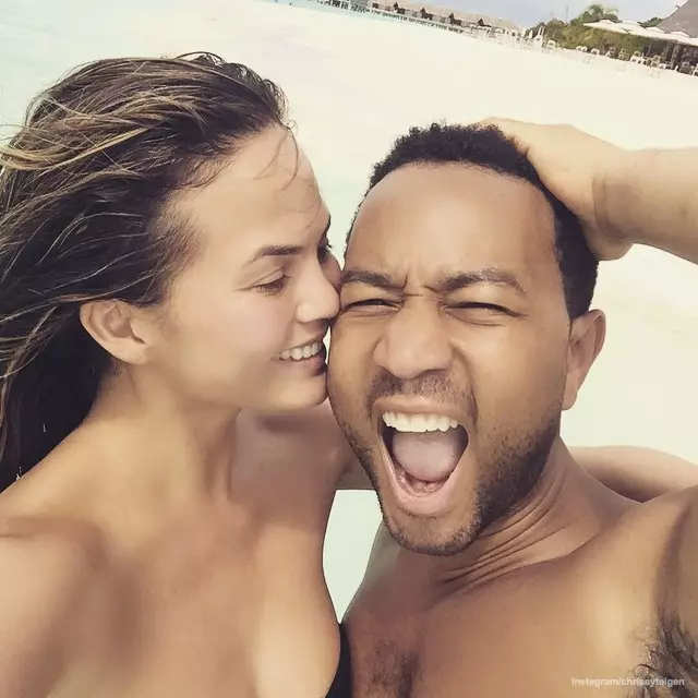 Chrissy Teigen और John Legend ने एक आरामदायक फ़ोटो साझा की