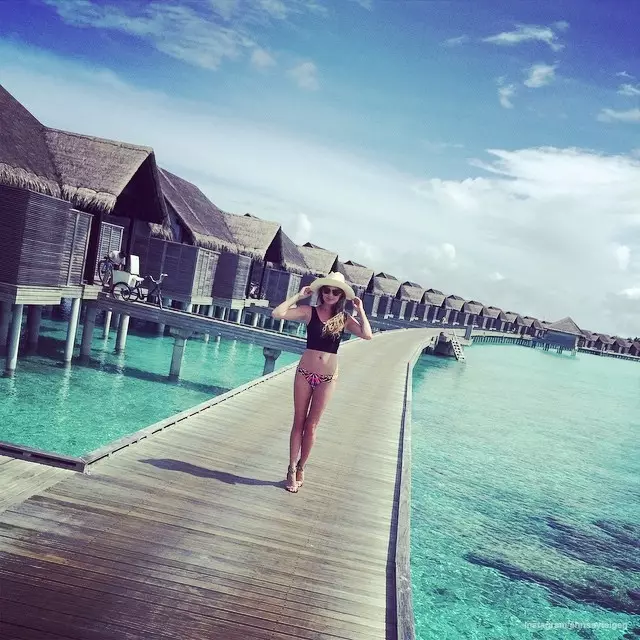 Chrissy Teigen poses hauv swimsuit thaum so hauv Maldives