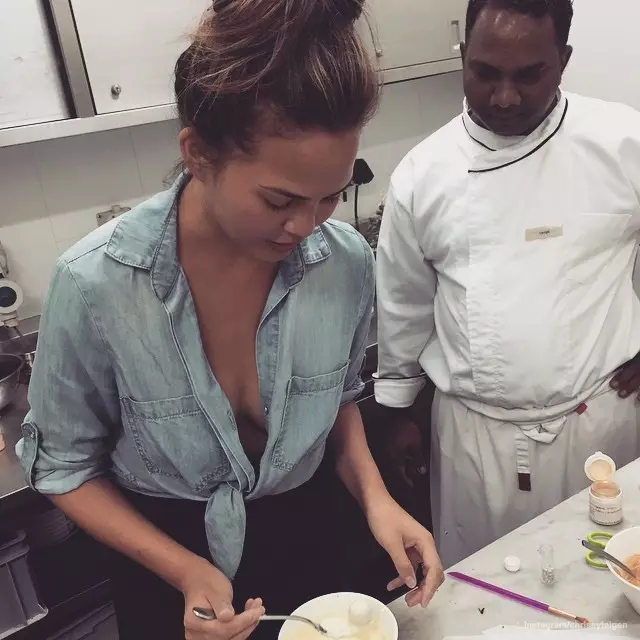 Chrissy Teigen ने ट्रफ़ल्स तैयार करते हुए एक तस्वीर शेयर की