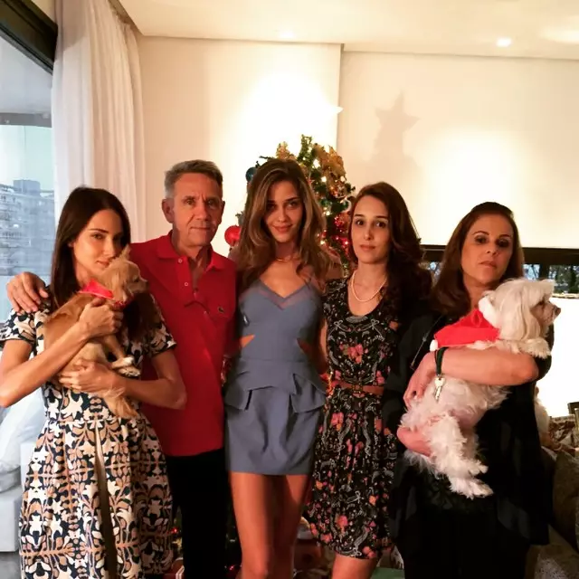 Ana Beatriz Barros passa férias com a família