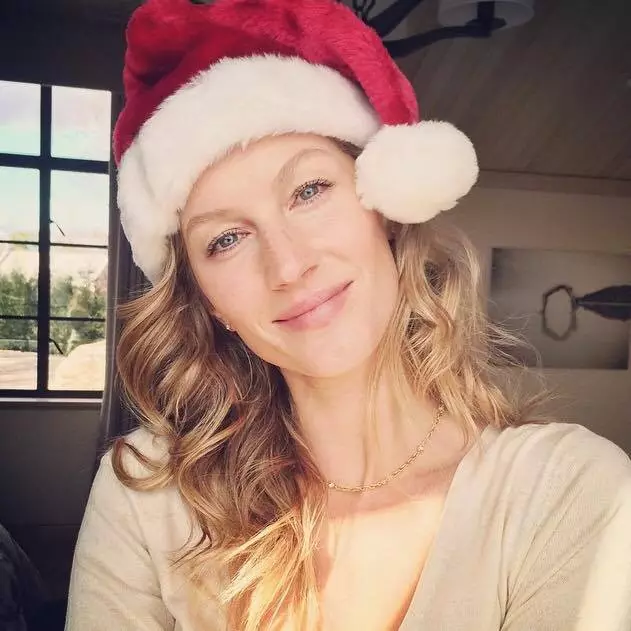 Gisele Bundchen è bellissima con un cappello da Babbo Natale