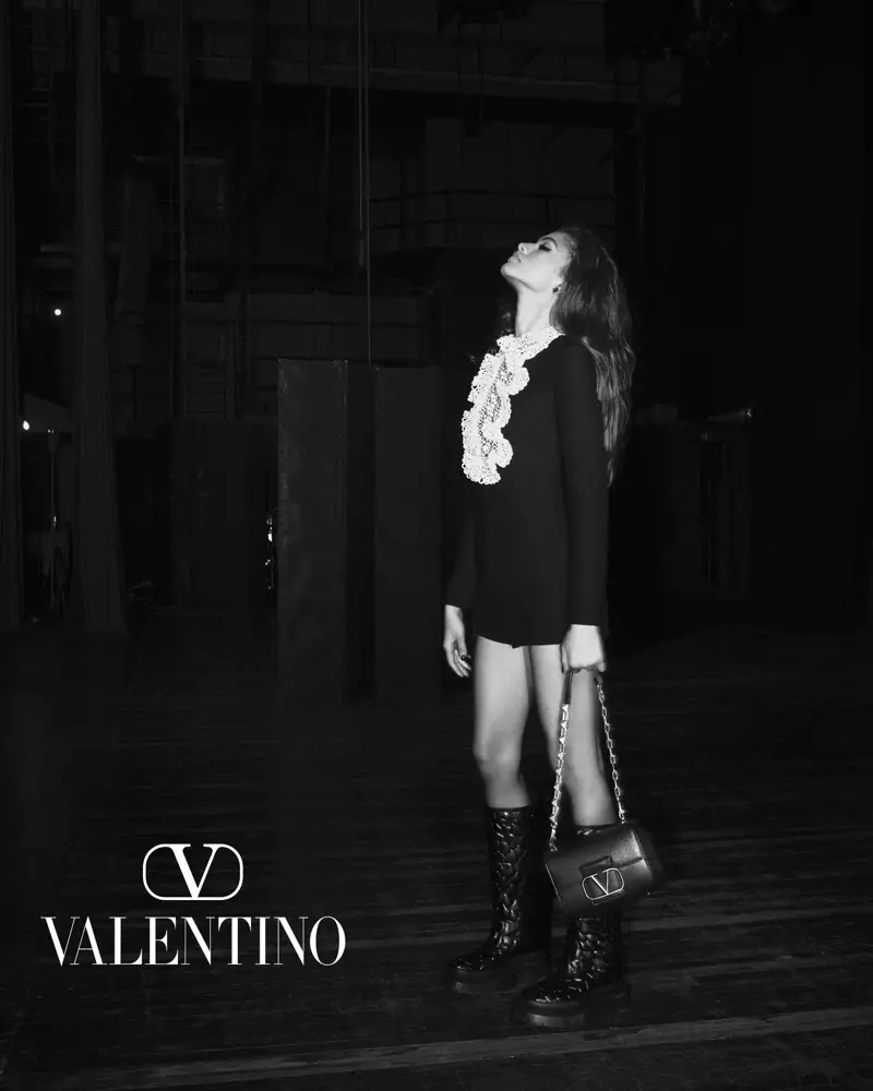 نجمة Zendaya في حملة Valentino لخريف وشتاء 2021 Act Collection.