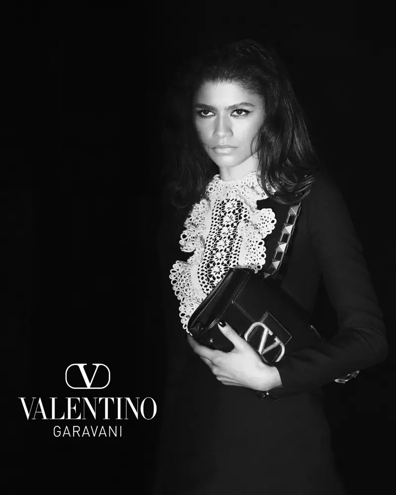 Zendaya Valentino Garavani Stud Sign çiyin çantası ilə Valentino payız-qış 2021 kampaniyasında poza verir.