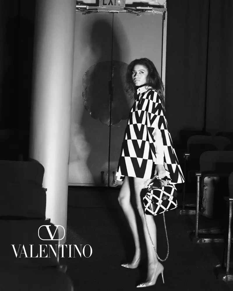 女演員 Zendaya 為 Valentino 2021 秋冬廣告大片拍攝光學印花。