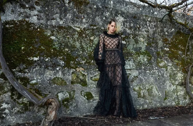 Кристен Стюарт позирует в черном платье для предосенней кампании Chanel Métiers D’Art 2021 года.