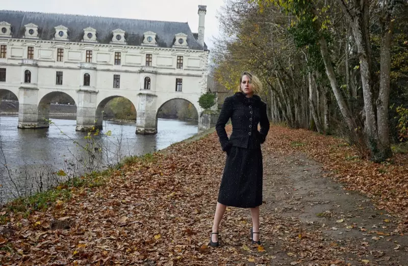 Aktrise Kristena Stjuarte pozē Chanel kampaņai pirms 2021. gada rudens.