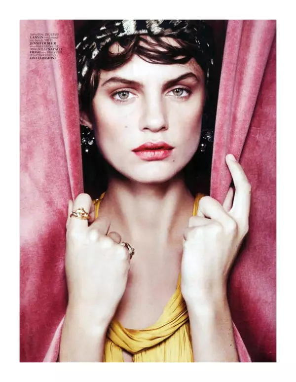 Regina Feoktistova oleh Benny Horne untuk Vogue Turkey Februari 2011