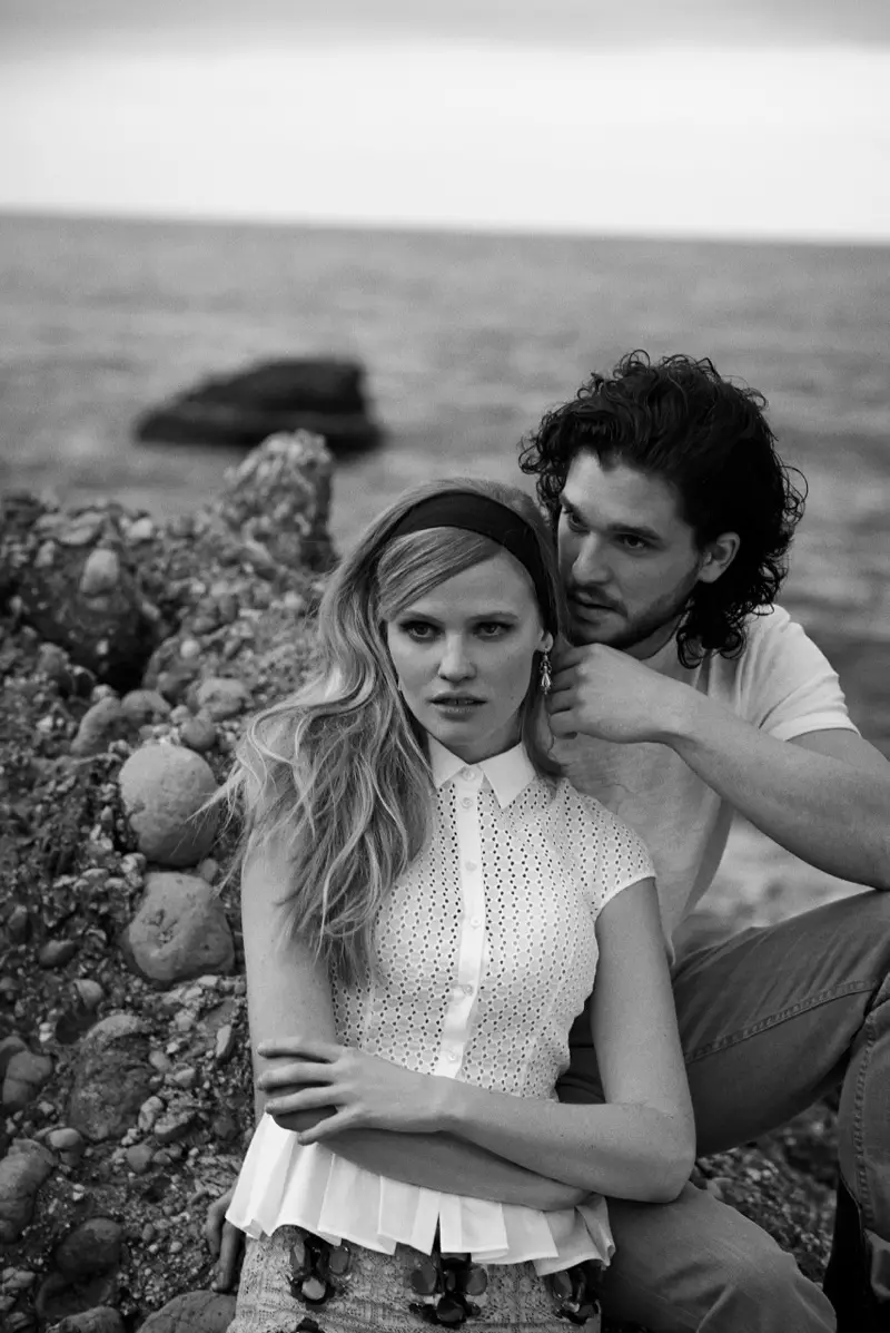 Lara Stone + Kit Harington อบอุ่นใจสำหรับ Vogue Spread โดย Peter Lindbergh