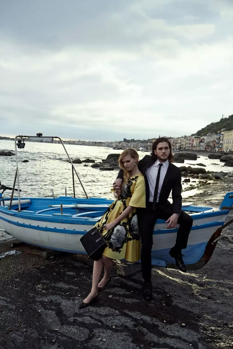 Lara Stone + Kit Harington Cozy Up for Vogue, ko izplatījis Pīters Lindbergs