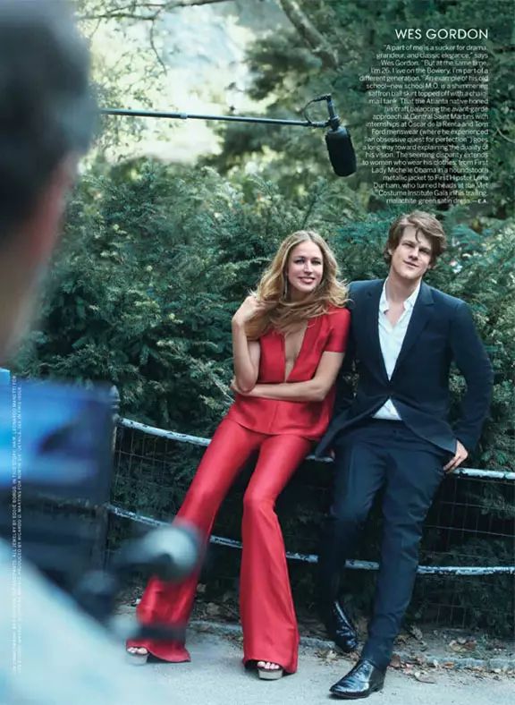 Raquel Zimmermann koom nrog cov kws tsim qauv rau Peter Lindbergh's Vogue US Shoot