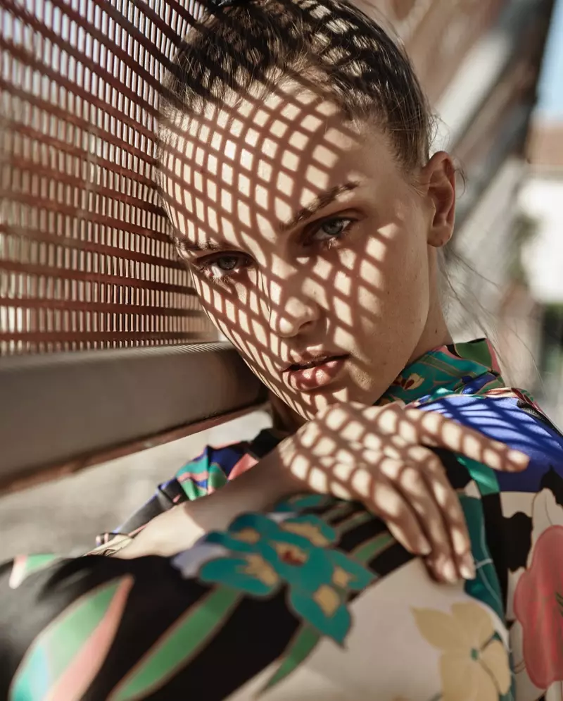 Mihaela posa con estampados coloridos para L'Officiel Lituania