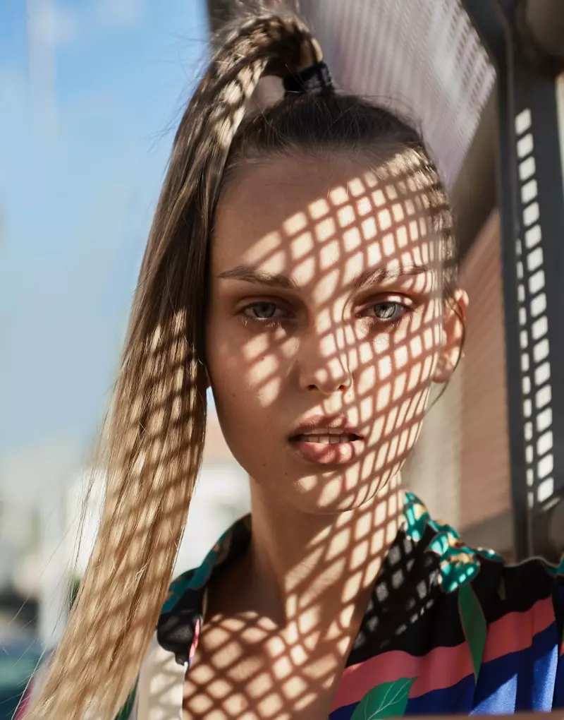 Mihaela posa en estampats de colors per a L'Officiel Lituània