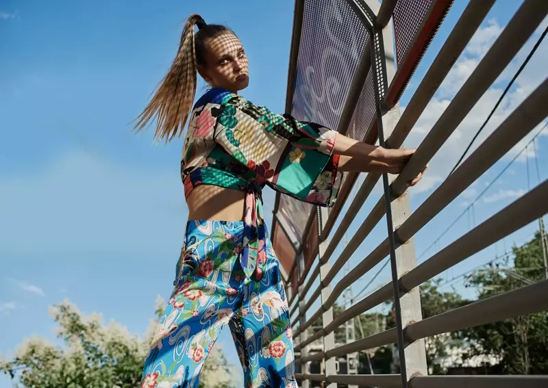 Mihaela Poses ing Prints Colorful kanggo L'Officiel Lithuania