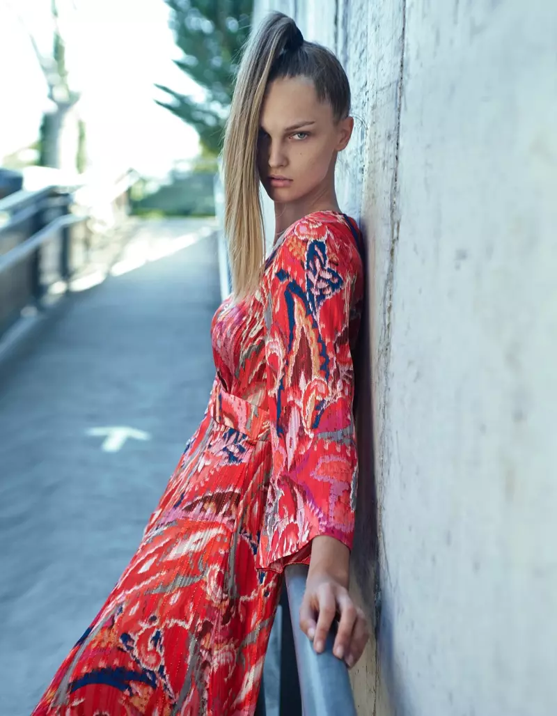 Mihaela posa con estampados coloridos para L'Officiel Lituania