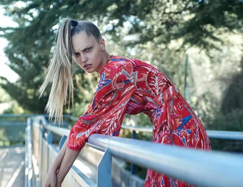 Mihaela posa em estampas coloridas para L'Officiel Lituânia