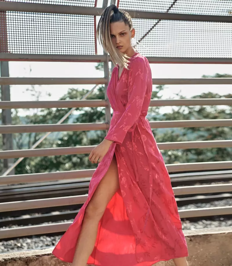 Mihaela posa con estampados coloridos para L'Officiel Lituania