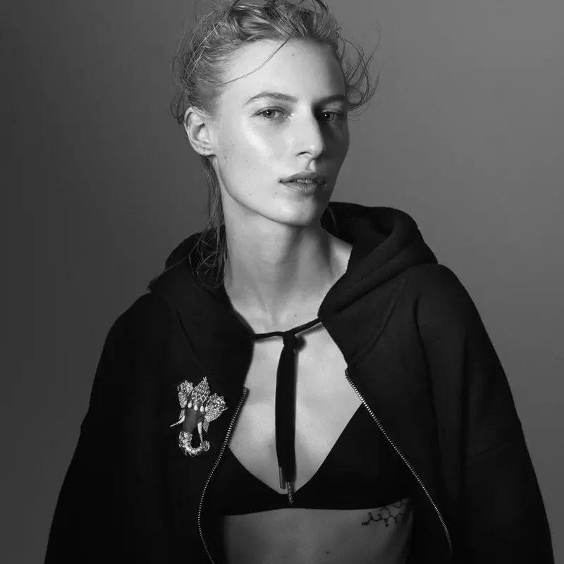 Julia Nobis joue dans la campagne #KnotOnMyPlanet Tiffany & Co.