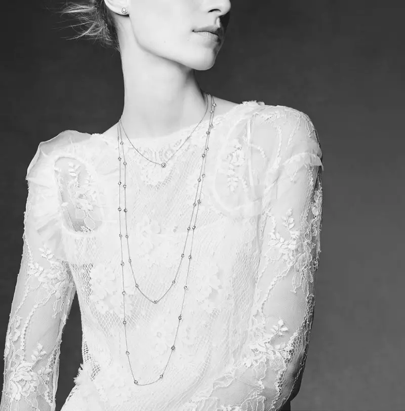 Model kasebut tampil kanthi tampilan putih kabeh nalika nganggo perhiasan Tiffany & Co