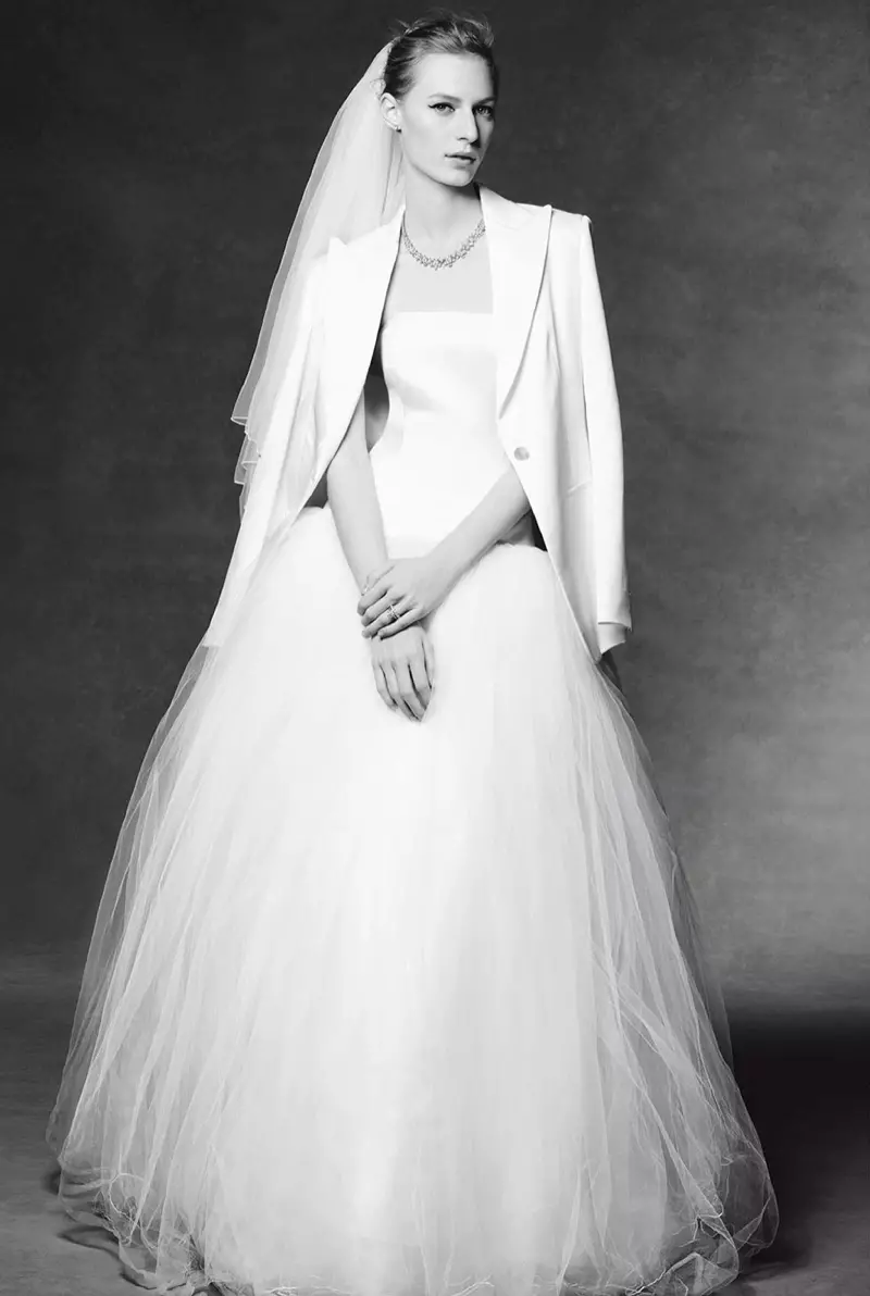 Având un moment de mireasă, Julia Nobis pozează într-o rochie de mireasă albă, cu jachetă și voal. Toate bijuteriile de la Tiffany & Co.