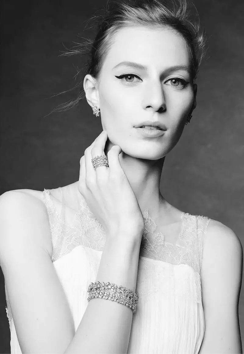 विंग्ड आयलाइनर परिधान करून, ज्युलिया नोबिस मॉडेल कानातले, अंगठी आणि ब्रेसलेट Tiffany & Co.