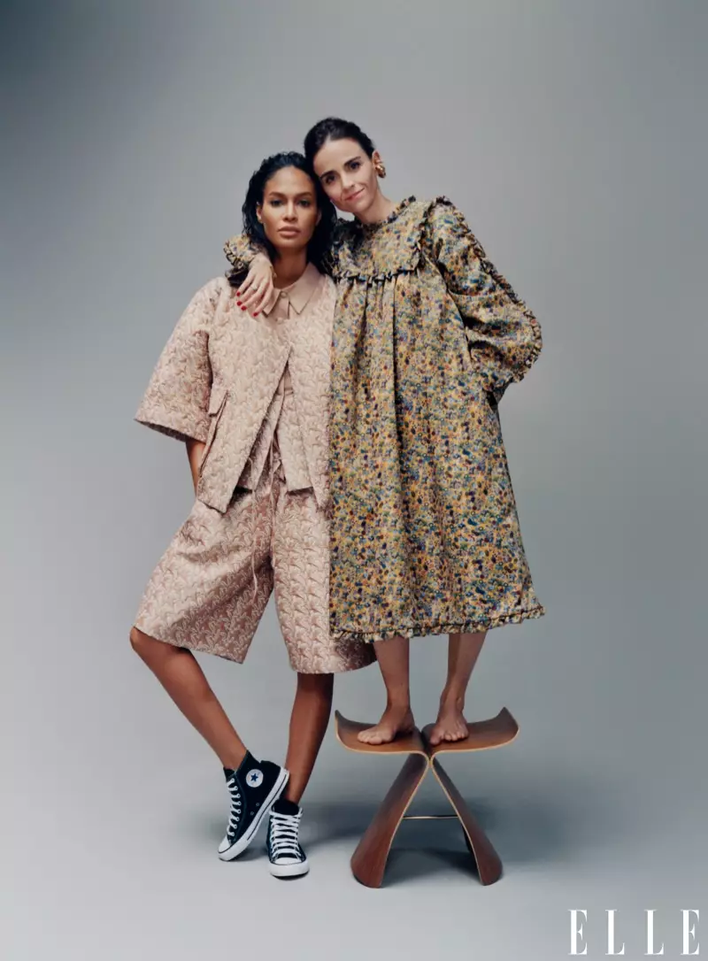 Joan Smalls med Kiki Vargas. Foto: Emmanuel Sanchez-Monsalve for ELLE US