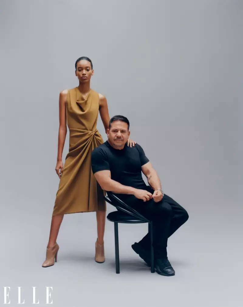 Manuela Sanchez akiwa katika picha ya pamoja na Narciso Rodriguez. Picha: Emmanuel Sanchez-Monsalve kwa ELLE US