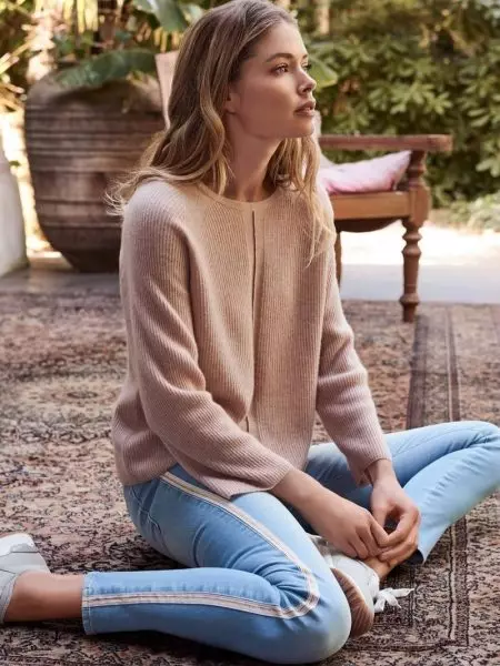 Doutzen Kroes a l'air chic dans la ligne Repeat Cashmere Spring 2020