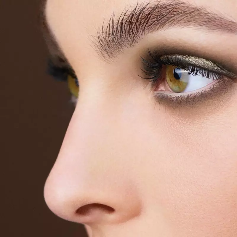 קולקציית סתיו 2021 של Chanel Makeup כוללת גווני חום חאקי.