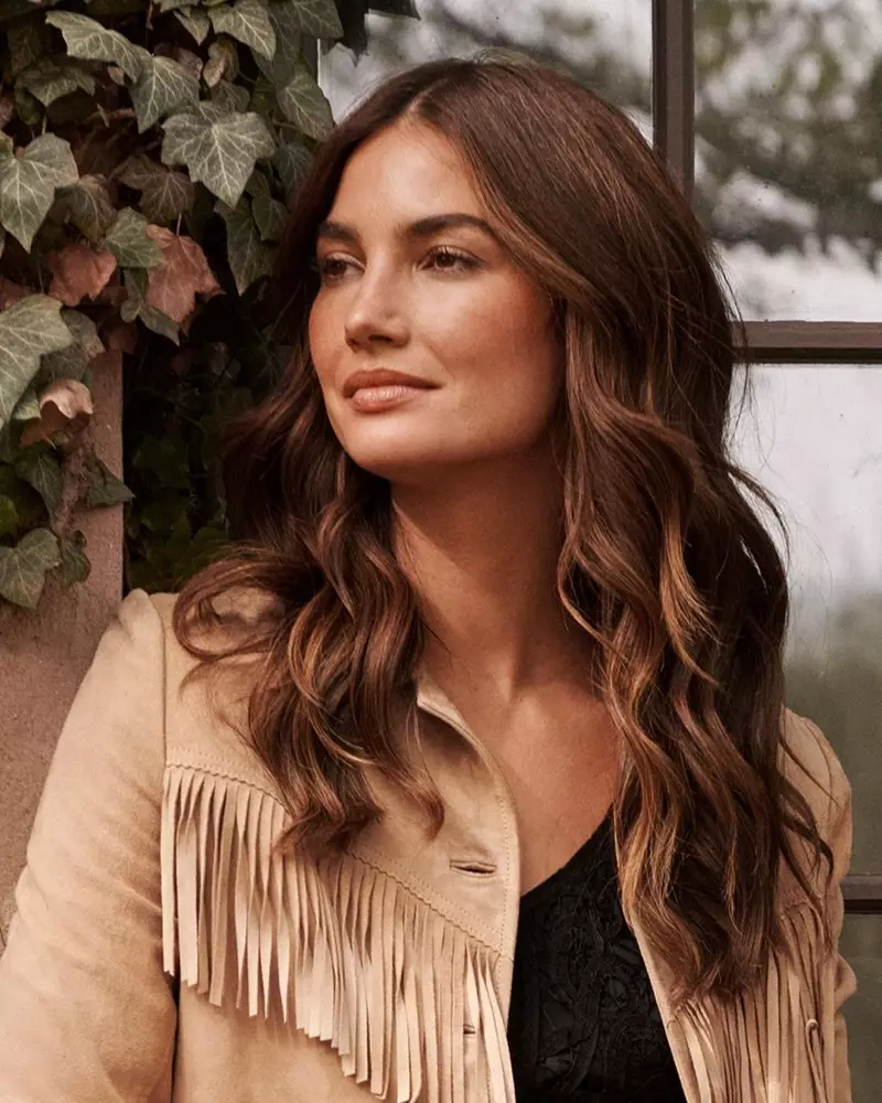 Model Lily Aldridge Lauren Ralph Lauren 2021 payız kampaniyası üçün saçaqlı pencəkdə poza verib.