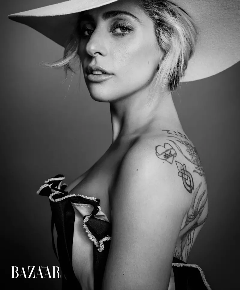 ඇගේ සමීප රූපය ලබා ගනිමින්, Lady Gaga Gladys Tamez Millinery තොප්පිය සමඟ කැරොලිනා හෙරේරා ගවුම අඳියි