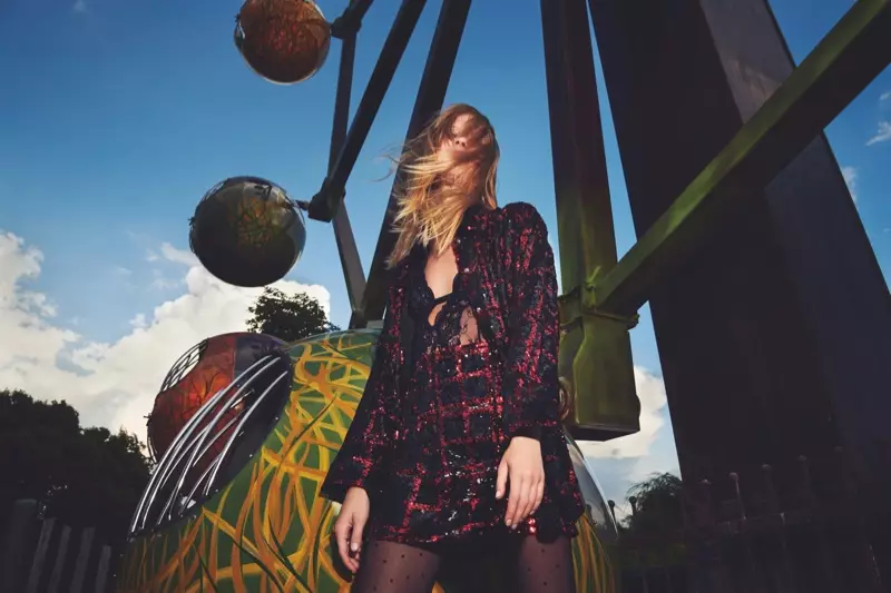 Lexi Boling posa en un parque de diversiones para la campaña otoño-invierno 2021 de Pinko.