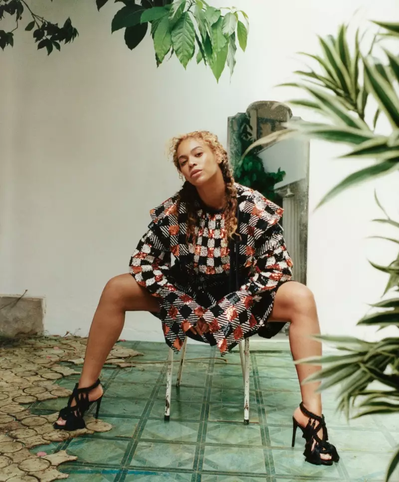 Seasann Beyonce i ngúna Louis Vuitton agus i sandals Alberta Ferretti