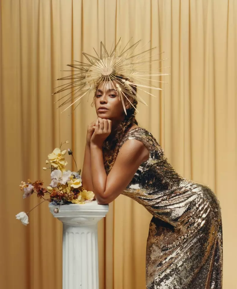 Beyonce tạo dáng trong váy Valentino và mũ Philip Treacy London