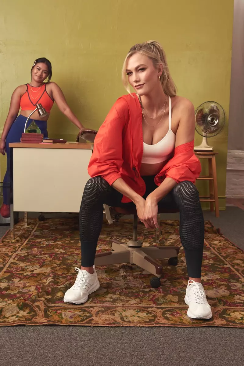 Supermodel Karlie Kloss weist d'Adidas x Karlie Kloss Kollektioun an der neier Kampagne.