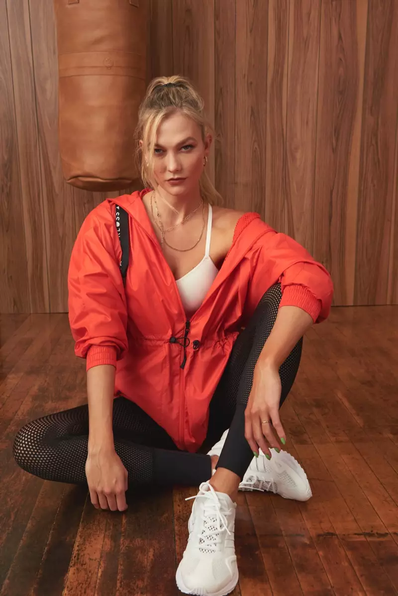 Карли Клос глуми во кампањата за колекција на adidas x Karlie Kloss.
