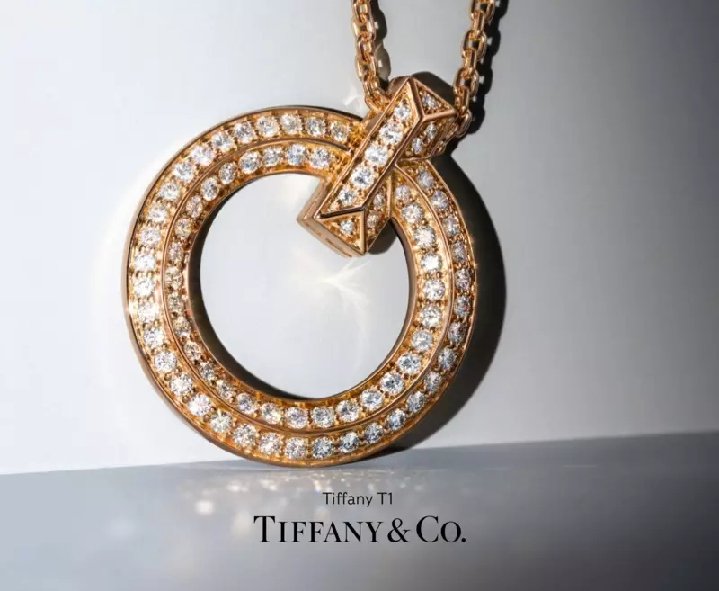 Tiffany & Co T1 Tiffany 广告系列，搭配 18K 玫瑰金镶钻圆形吊坠。