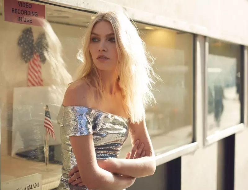 Ang modelo nga si Aline Weber nagpose sa off-the-shoulder nga silver minidress