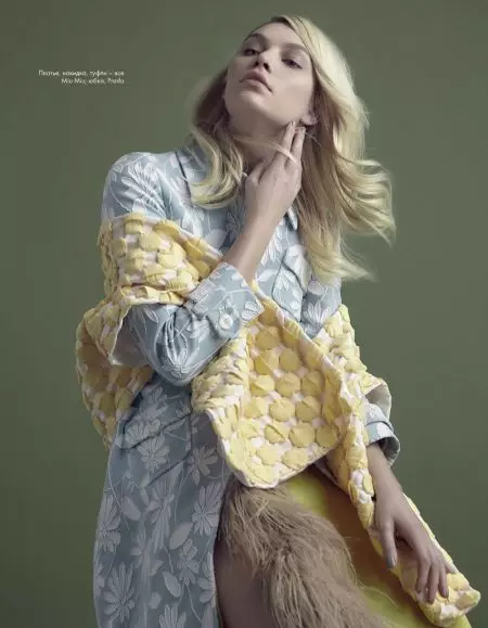 O Aline Weber o lo'o tu mai i le Resort Collections mo ELLE Kazakhstan