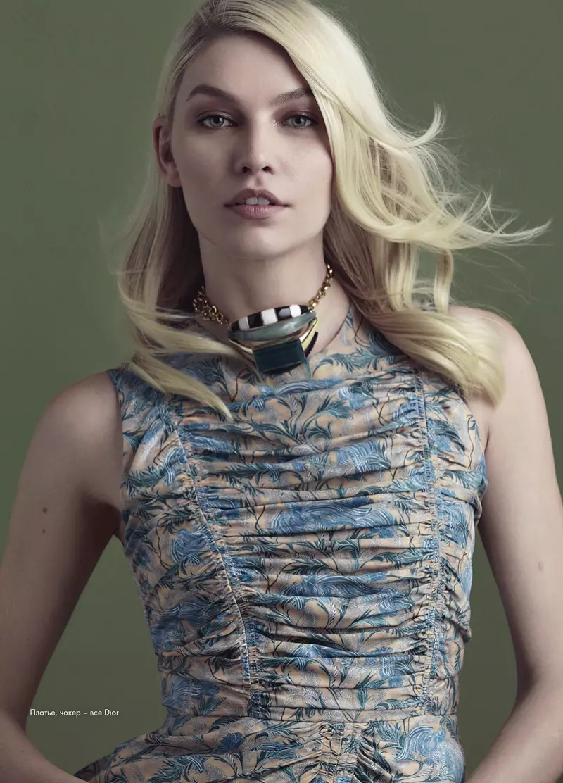 Aline Weber modelliert Halskette und Kleid von Dior