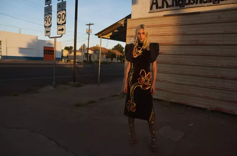 Model Aline Weber ngahias pakéan Prada sareng sapatu laced