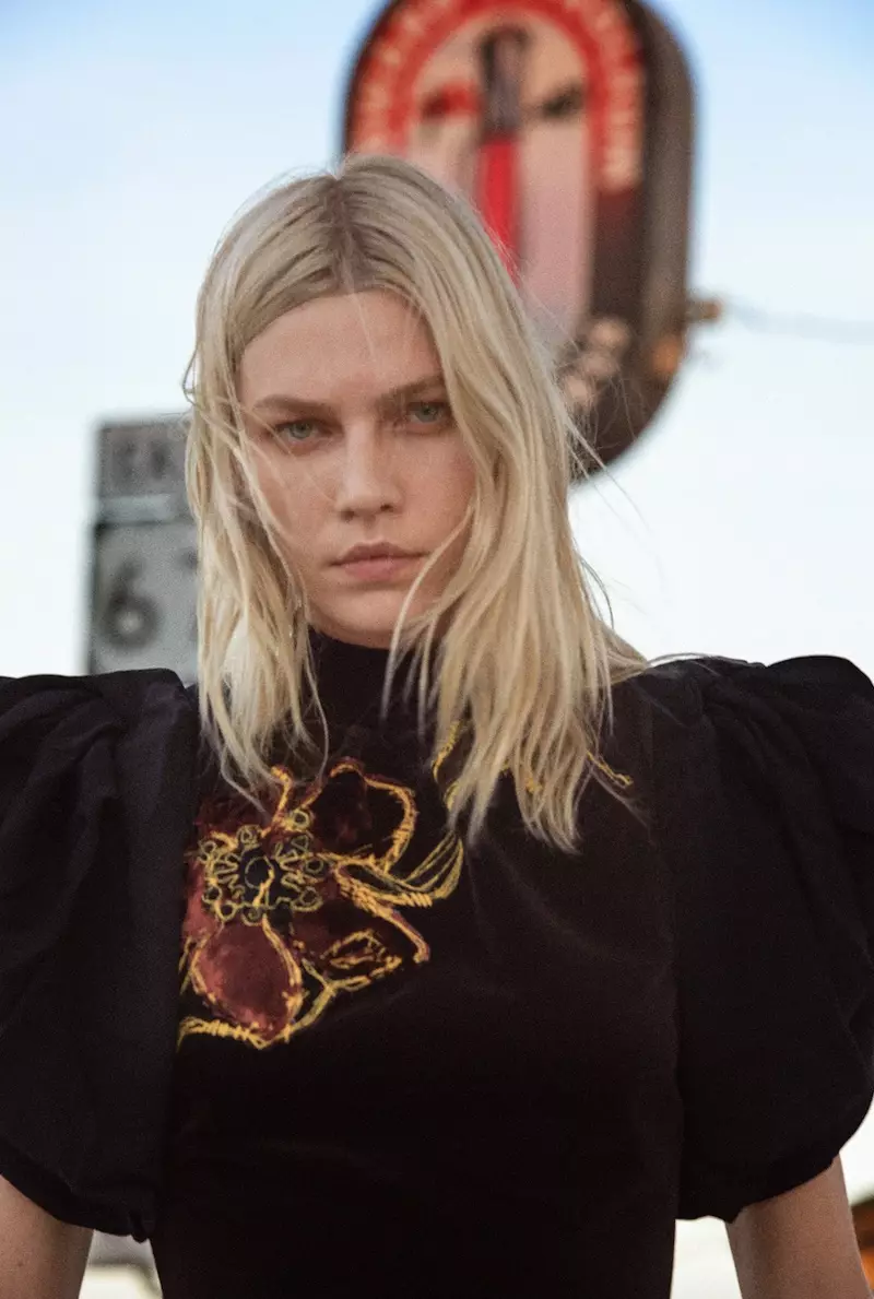 Modelo Aline Weber ricevas sian deproksiman foton en Prada robo