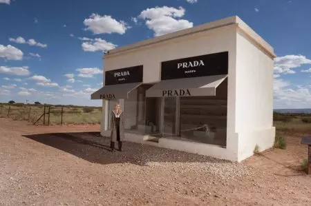 Aline Weber ວາງຕົວຢູ່ທີ່ Prada Marfa ສໍາລັບວາລະສານ ODDA