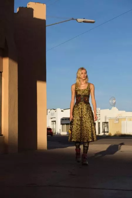 Aline Weber Poses ntawm Prada Marfa rau ODDA Magazine