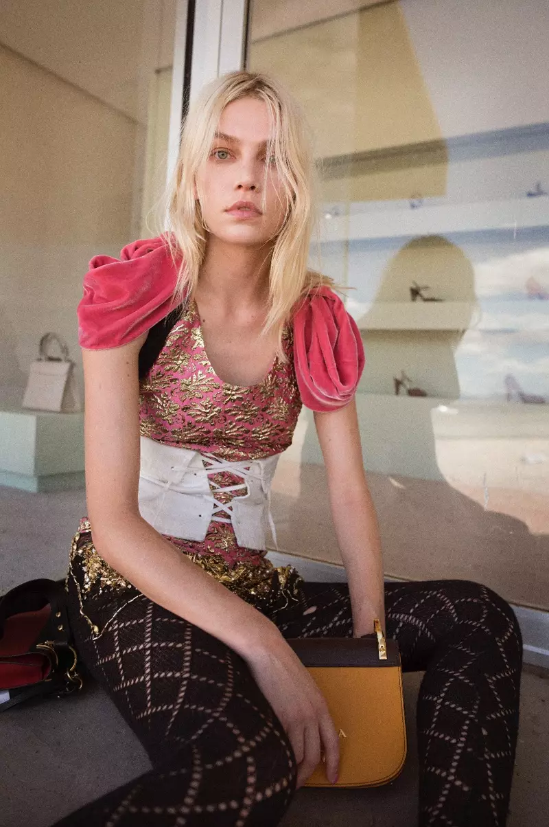 Aline Weber pozas en Prada ĉe Marfa, Teksaso