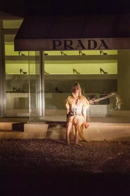 Aline Weber Pozas ĉe Prada Marfa por ODDA Magazine