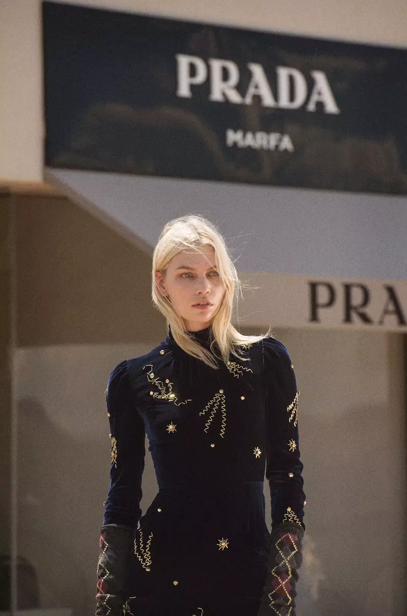 Aline Weber ngagem pakéan buludru anu dihias Prada